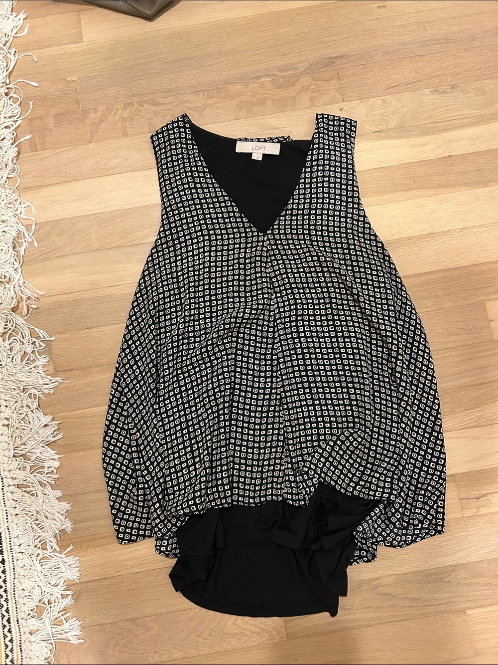 LOFT Black and White Geometric Sleeveless V-Neck Blouse
